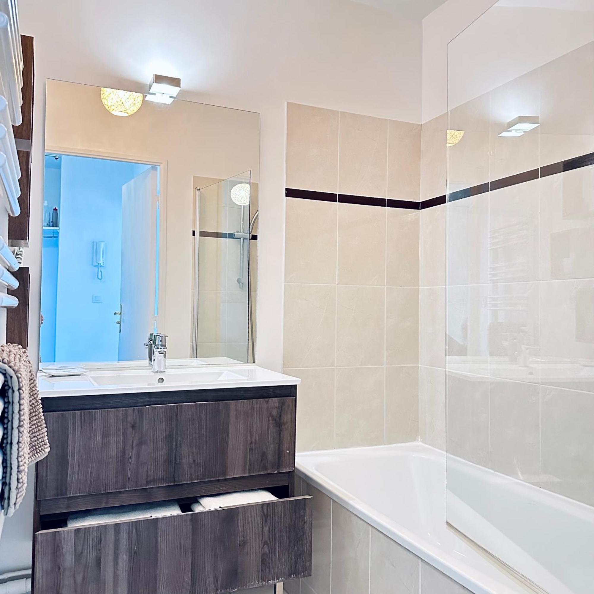 Beautiful Apartment * Parking* Disneyland 10 Min มองต์เตฮวา ภายนอก รูปภาพ